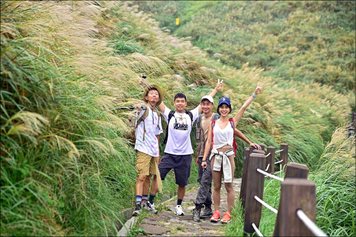 阿傑(左起)和八弟、Max、艾美主持《上山下海過一夜》,有很多難忘的上山下海體驗。(上山下海過一夜提供)(另開新視窗/jpeg檔)圖片